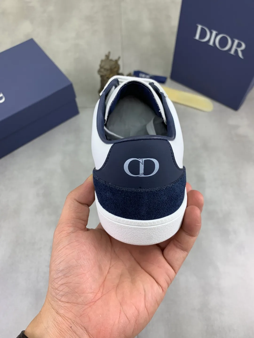 Men's shoes 💰P360 New Dior B01 moral training shoes, white first-layer cowhide, original molded outsole. New to the fall collection, this sneaker marks the return of a Dior classic, reinterpreted in a stylish and elegant silhouette. Crafted from white smooth first-grain cowhide with a tonal silk sheepskin lining, it features the Dior logo on the tongue and inner sides, and a CD icon on the heel. Paired with Tpu anti-slip soles of the same color, it can be matched with various styles to create a sophisticated look.  Code number: 38-44